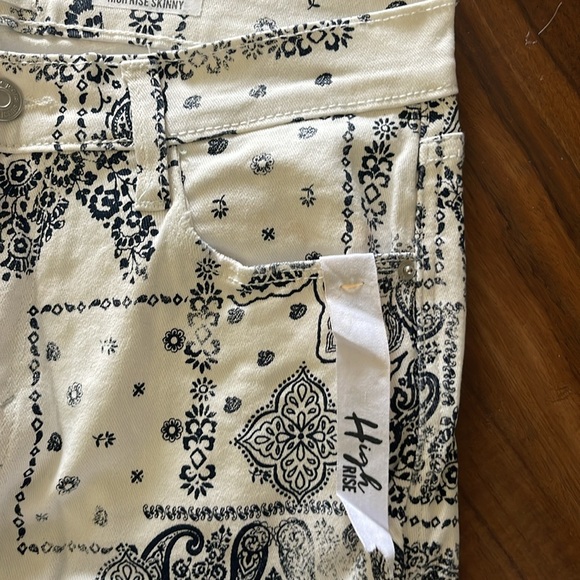 New Kensie Jeans The Ultimate High Rise Skinny Jean Bandana White Combo - Picture 6 of 12